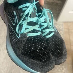 Brooks Women's Sneakers in Black and Teal
